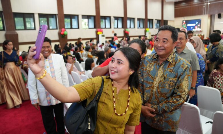 Pj Gubernur Bahtiar Hadiri Natal Bersama Keluarga Kristiani Pemprov Sulsel