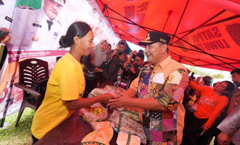 Warga Malili Antusias Belanja di Pasar Murah Kolaborasi Pemprov Sulsel dan Bulog