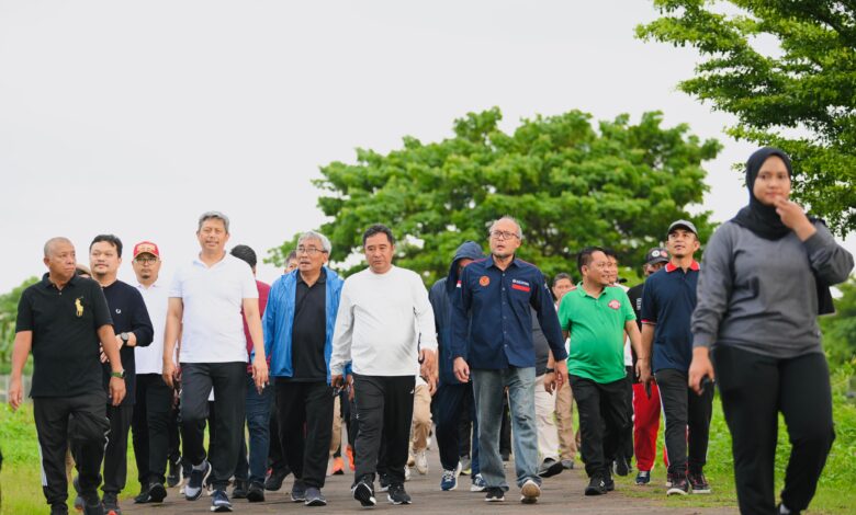 Pj Gubernur Sulsel dan Jajaran Jalan Santai di Taman Maccini Sombala
