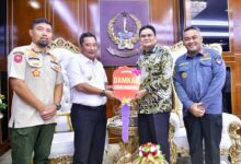 Pj Gubernur Sulsel, Serahkan Unit Armada Damkar kepada Pemkab Barru