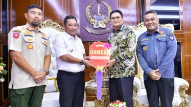 Pj Gubernur Sulsel, Serahkan Unit Armada Damkar kepada Pemkab Barru