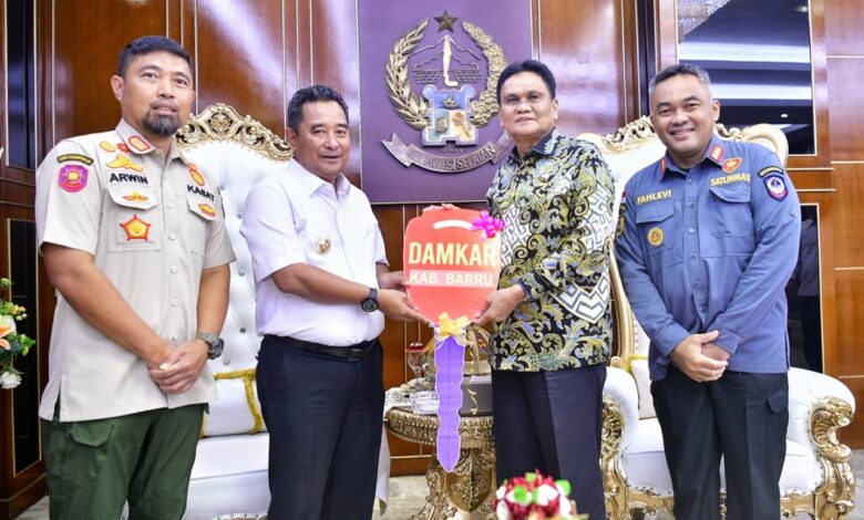 Pj Gubernur Sulsel, Serahkan Unit Armada Damkar kepada Pemkab Barru