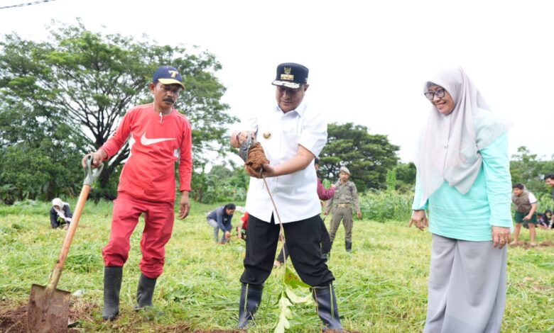 Olahraga di GOR Sudiang, Barisan Muda Putra Pongka Tanam Sukun Bersama Pj Gubernur Sulsel