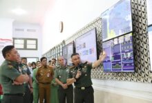 PJ Sekda Dampingi Pangdam XIV Hasanuddin Lakukan Kunjungan Kerja di War Room Kodim 1408/Makassar