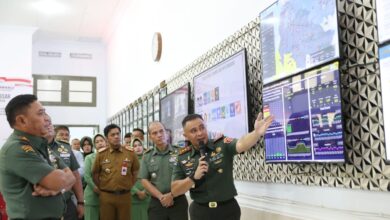 PJ Sekda Dampingi Pangdam XIV Hasanuddin Lakukan Kunjungan Kerja di War Room Kodim 1408/Makassar