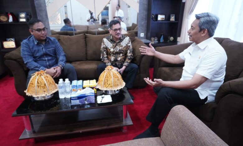 Serahkan SK Pj Sekda Sidrap, Arsjad Harap Pemkab Bersinergi dengan Pemprov Sulsel