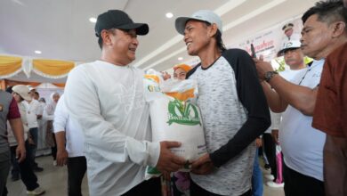 Pj Gubernur Sulsel Salurkan Bantuan Pangan kepada Warga Kurang Mampu di Jeneponto