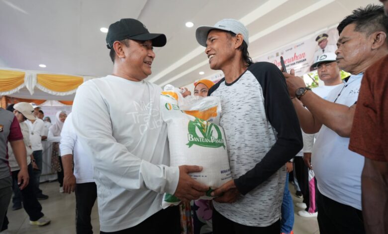 Pj Gubernur Sulsel Salurkan Bantuan Pangan kepada Warga Kurang Mampu di Jeneponto