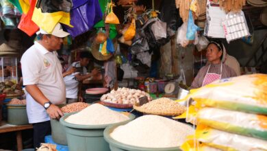 Pj Gubernur Sulsel Jalan Santai Bersama Warga dan Cek Harga Kebutuhan Pokok di Pasar Bantaeng
