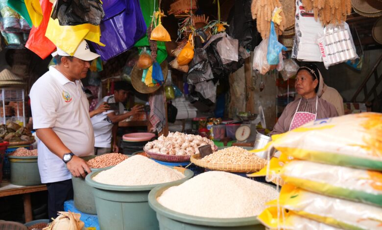 Pj Gubernur Sulsel Jalan Santai Bersama Warga dan Cek Harga Kebutuhan Pokok di Pasar Bantaeng