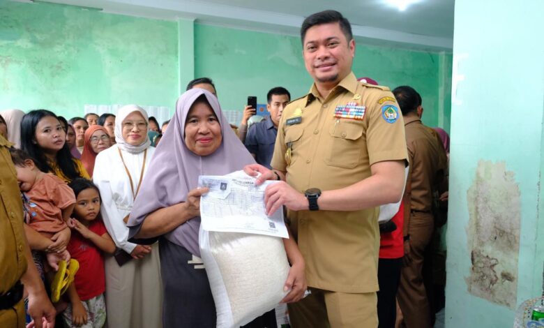Pastikan Sampai ke Masyarakat, Adnan Tinjau Pendistribusian Bantuan Cadangan Beras
