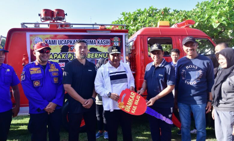 Pemprov Sulsel Serahkan Satu Unit Mobil Damkar ke Pemkab Wajo