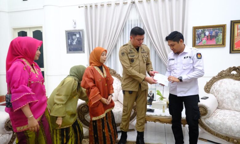 Terima Surat Pemberitahuan TPS, Adnan Minta KPU Tingkatkan Partisipasi Pemilih Hingga 80 Persen