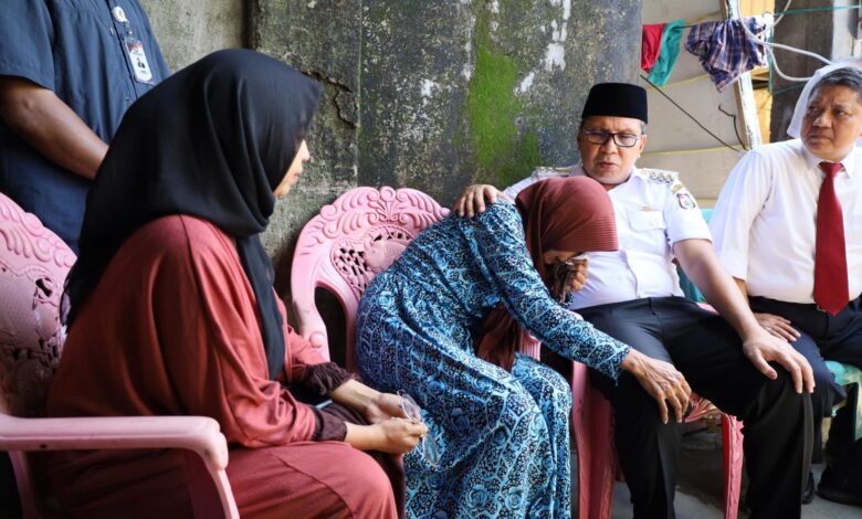 Tangis Ibunda Fahriansyah Petugas KPPS yang Meninggal Pecah Dipelukan Danny Pomanto