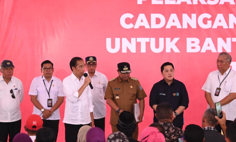 Presiden Jokowi Bagikan Bantuan Pangan kepada 1000 KPM di Maros