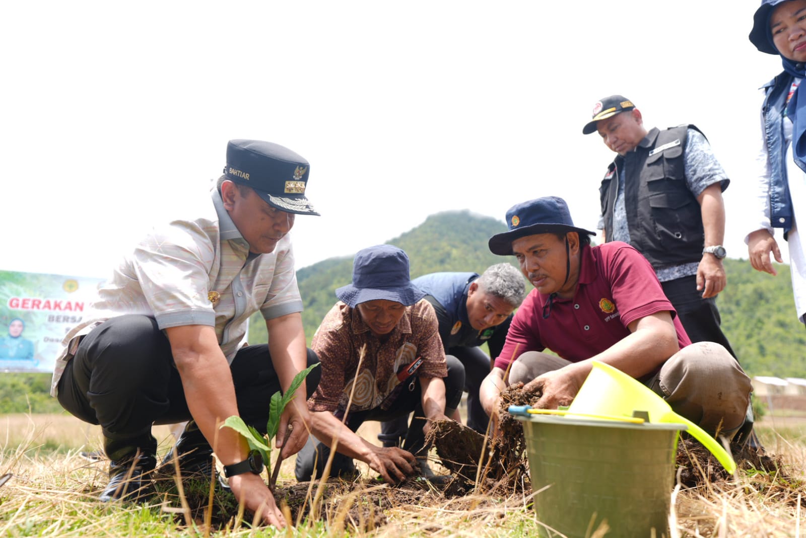 Pj Gubernur Sulsel Tanam Sukun Usai Serahkan Bantuan Darurat dan Logistik Longsor di Kabupaten Luwu