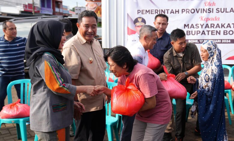 Puluhan Warga Bone Terima Bantuan Beras dari Pemprov Sulsel