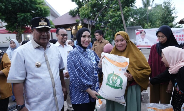 Pj Gubernur dan Pj Ketua PKK Sulsel Salurkan Bantuan Pangan kepada Masyarakat Bone
