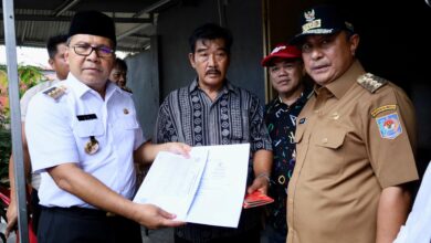 Danny Pomanto Serahkan Akta Kematian dan KK Baru Keluarga Petugas KPPS yang Meninggal Dunia