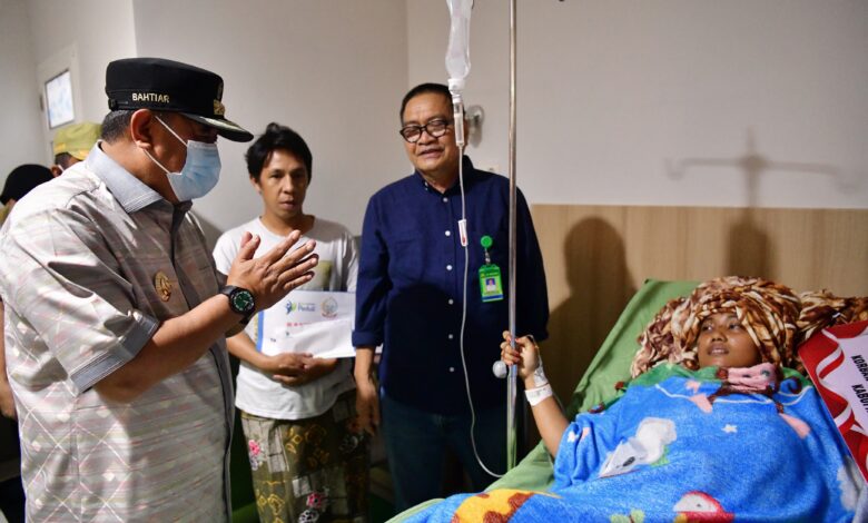 Kunjungi Korban Longsor Bastem Luwu, Pj Gubernur Sulsel Serahkan Santunan