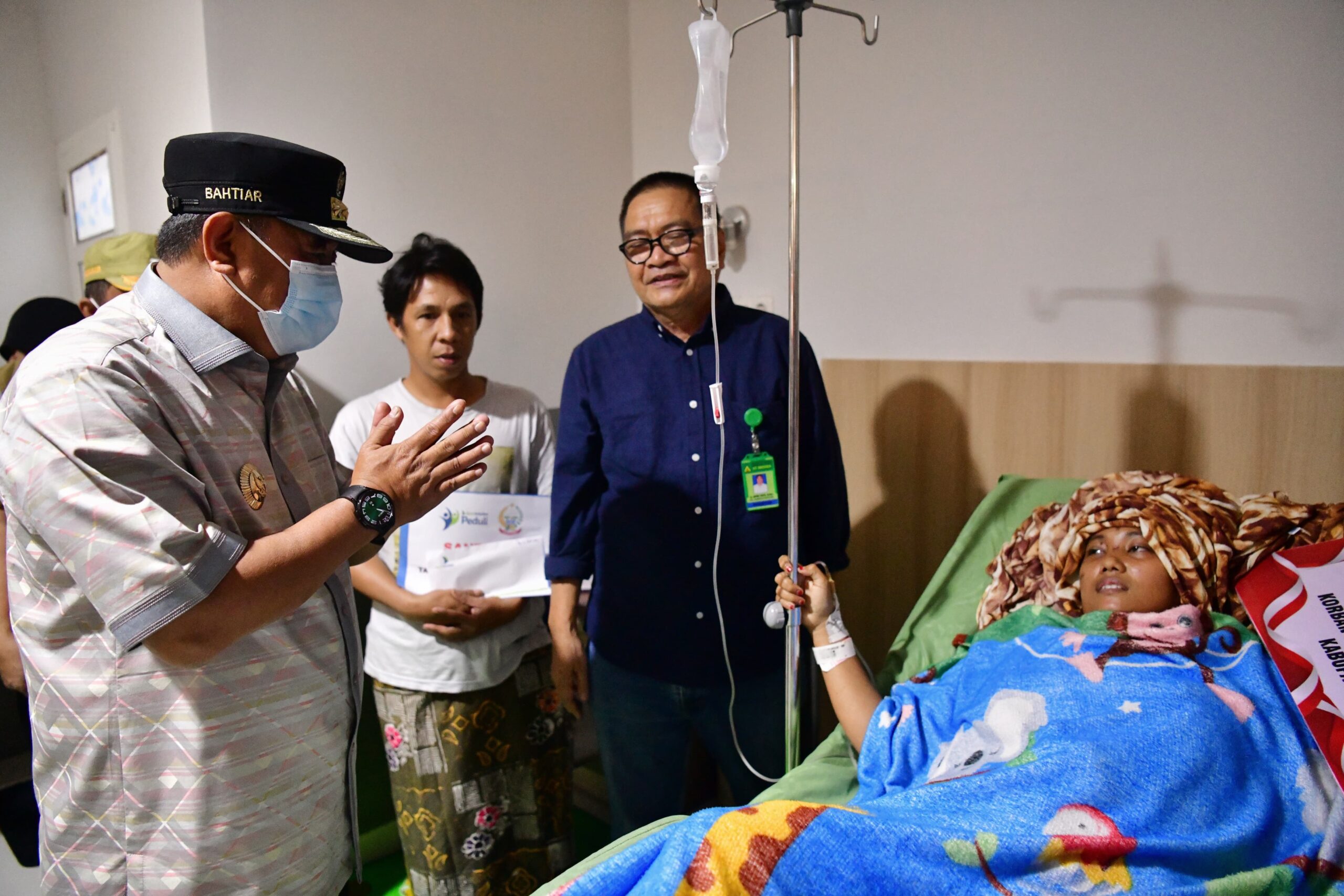 Kunjungi Korban Longsor Bastem Luwu, Pj Gubernur Sulsel Serahkan Santunan