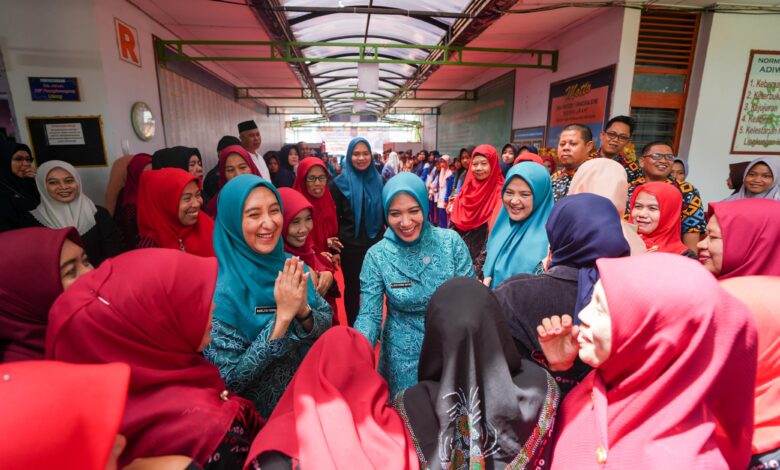 PKK Goes to School, Sofha Marwah Bahtiar Bagikan Bantuan untuk Siswa di Maros dan Pangkep