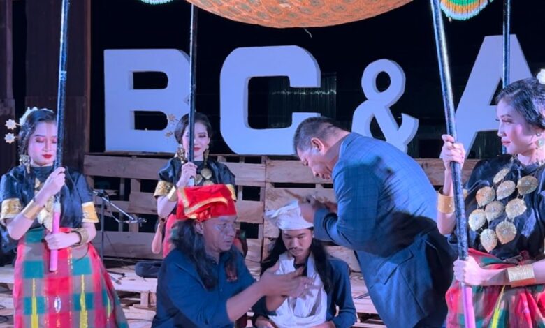 Al-Farabi Beri Bupati Andi Utta Sebilah Badik "La Makkareso" yang Artinya Sang Pekerja Keras