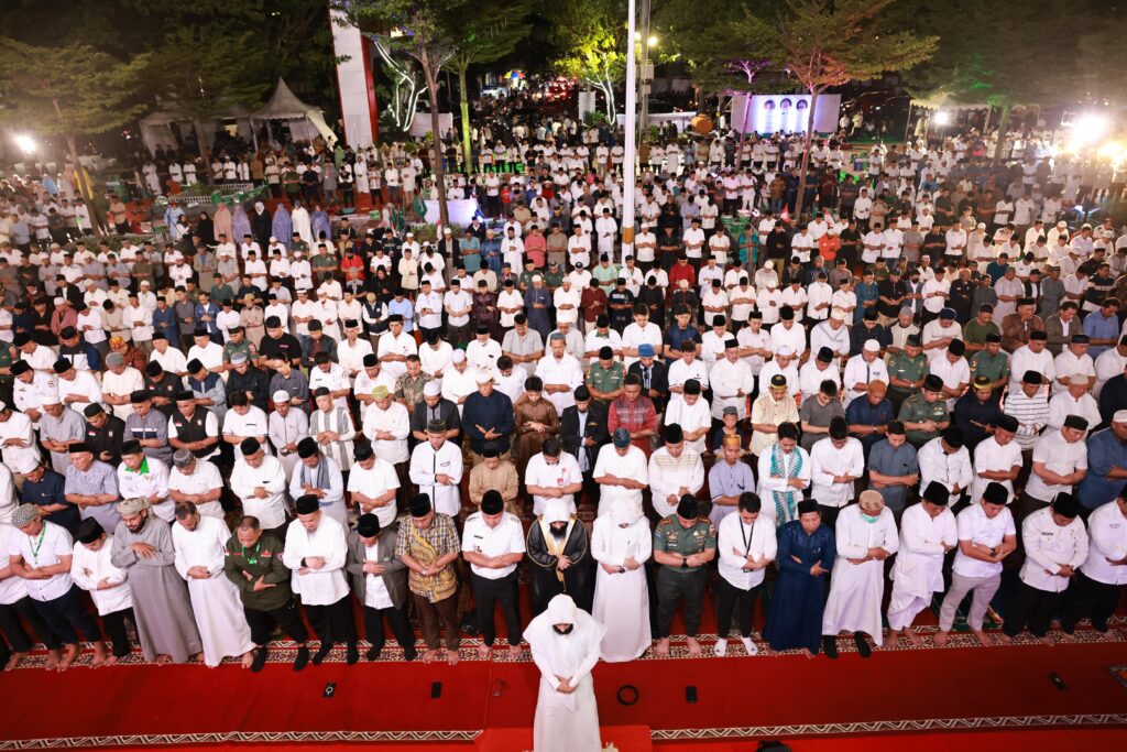 Alhamdulillah! Buka Puasa Terpanjang di Pantai Losari Berlangsung Semarak