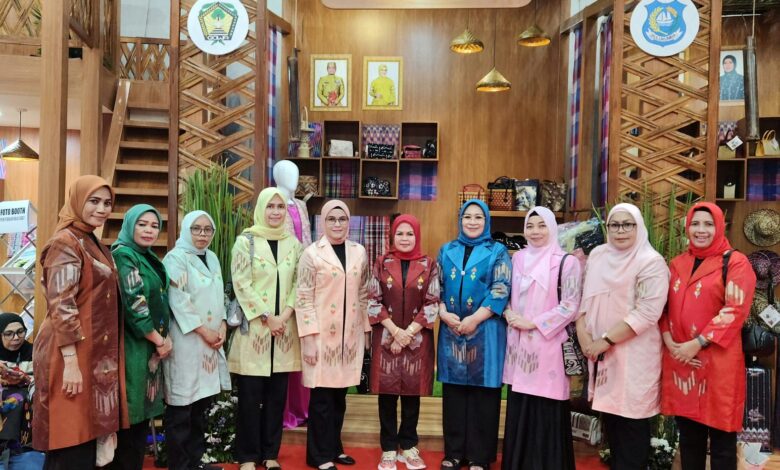 Dekranasda Gowa Pamerkan Sarung Sutera Cura' Labba di Inacraft 2024