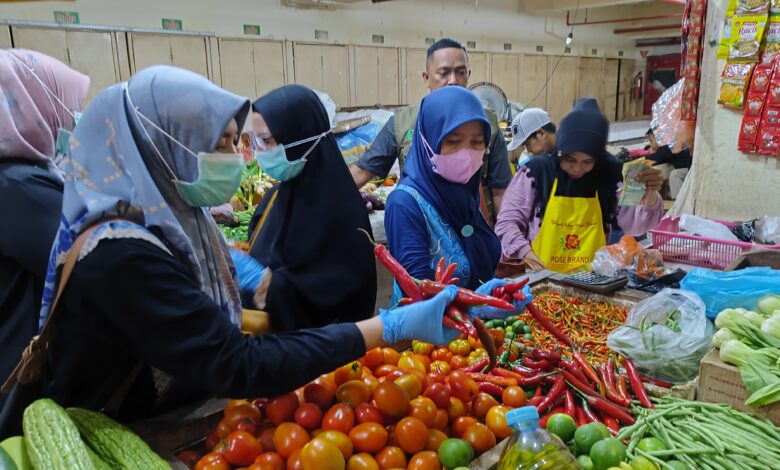 DKP Kota Makassar Uji Pangan Segar Asal Tumbuhan Segar di Pasar