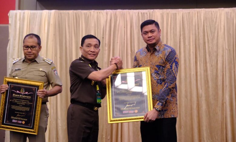 Bupati Gowa Raih Penghargaan Role Model Kepala Daerah dari Kajati Sulsel