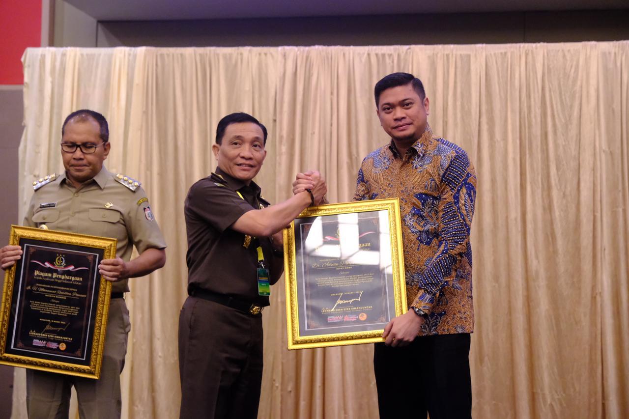Bupati Gowa Raih Penghargaan Role Model Kepala Daerah dari Kajati Sulsel