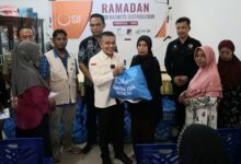 Wali Kota Palu Serahkan Paket Sembako Ramadan Untuk Masyarakat Kurang Mampu