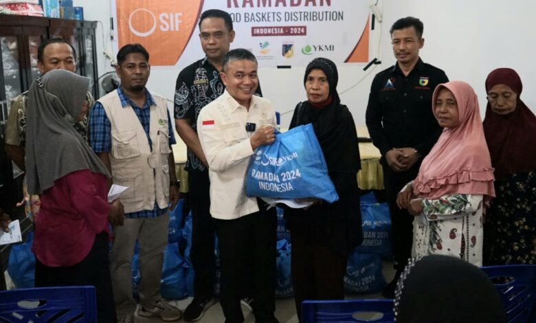 Wali Kota Palu Serahkan Paket Sembako Ramadan Untuk Masyarakat Kurang Mampu