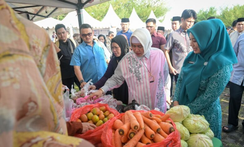Dukung UMKM, Ketua TP PKK Kota Makassar Tinjau dan Belanja di Operasi Pasar Gerakan Pangan Murah