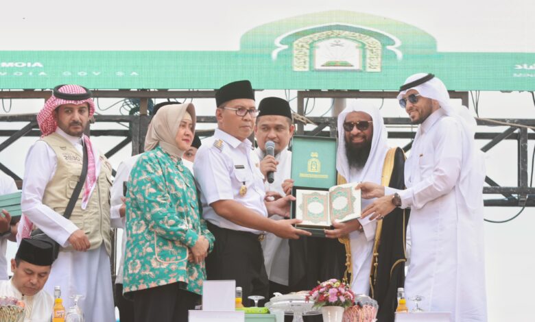 Ketua TP PKK Kota Makassar Ikut Buka Puasa Bersama Puluhan Ribu Warga di Anjungan Losari