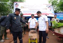 Pj Gubernur Bahtiar Serahkan Bantuan Alat Perajang Pisang untuk Kecamatan Mare