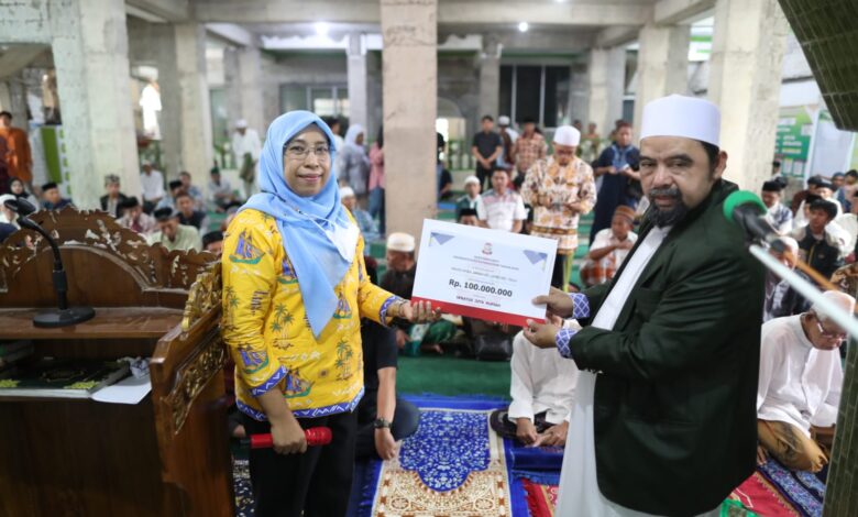 Plt Kadiskominfo Makassar Serahkan Bantuan Hibah 100 Juta ke Masjid Ihyatul Jamaah