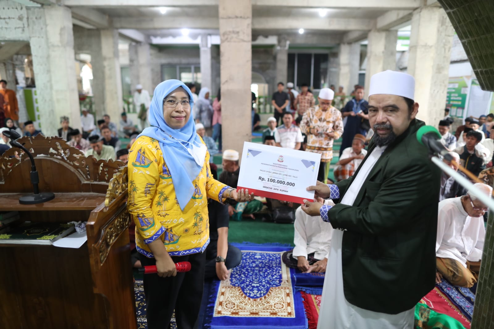 Plt Kadiskominfo Makassar Serahkan Bantuan Hibah 100 Juta ke Masjid Ihyatul Jamaah