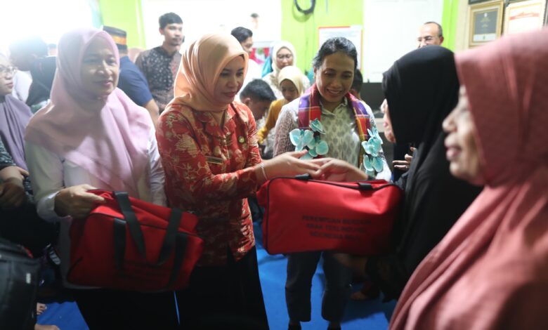 Pj Ketua DWP Kota Makassar Dampingi Menteri PPPA Kunjungi Kelompok Wanita Nelayan Fatimah Az-Zahra