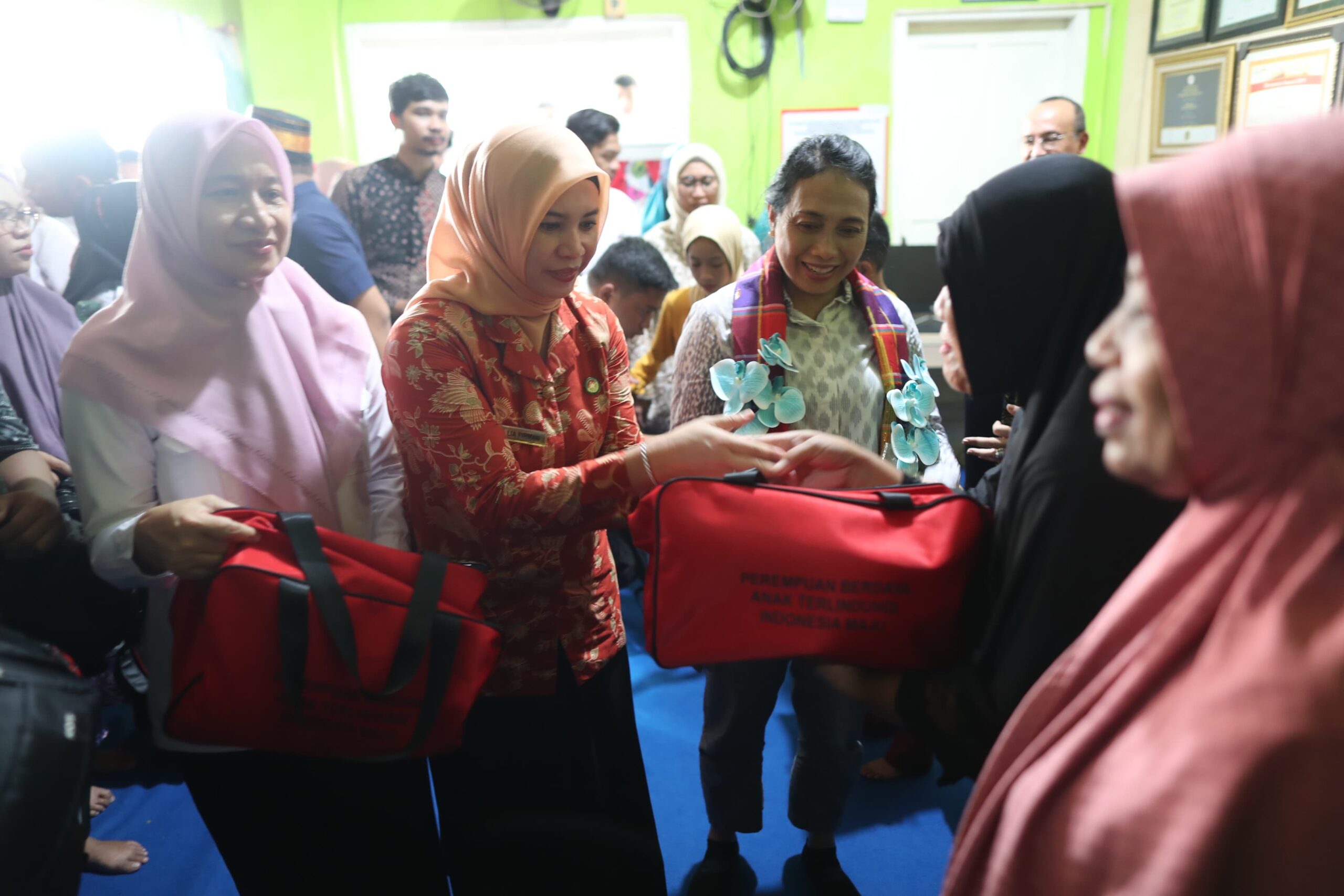 Pj Ketua DWP Kota Makassar Dampingi Menteri PPPA Kunjungi Kelompok Wanita Nelayan Fatimah Az-Zahra
