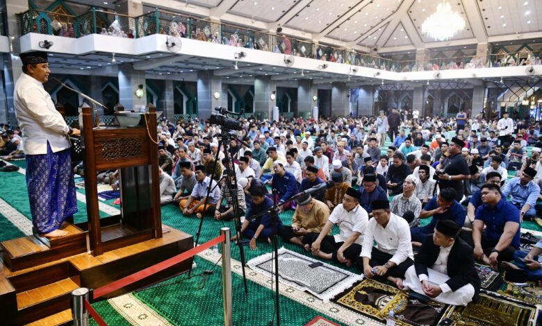 Tarawih Malam Kedua Ramadan di Masjid Al-Markaz, Bahtiar Baharuddin Sampaikan Gerakan Berbagi Bahagia