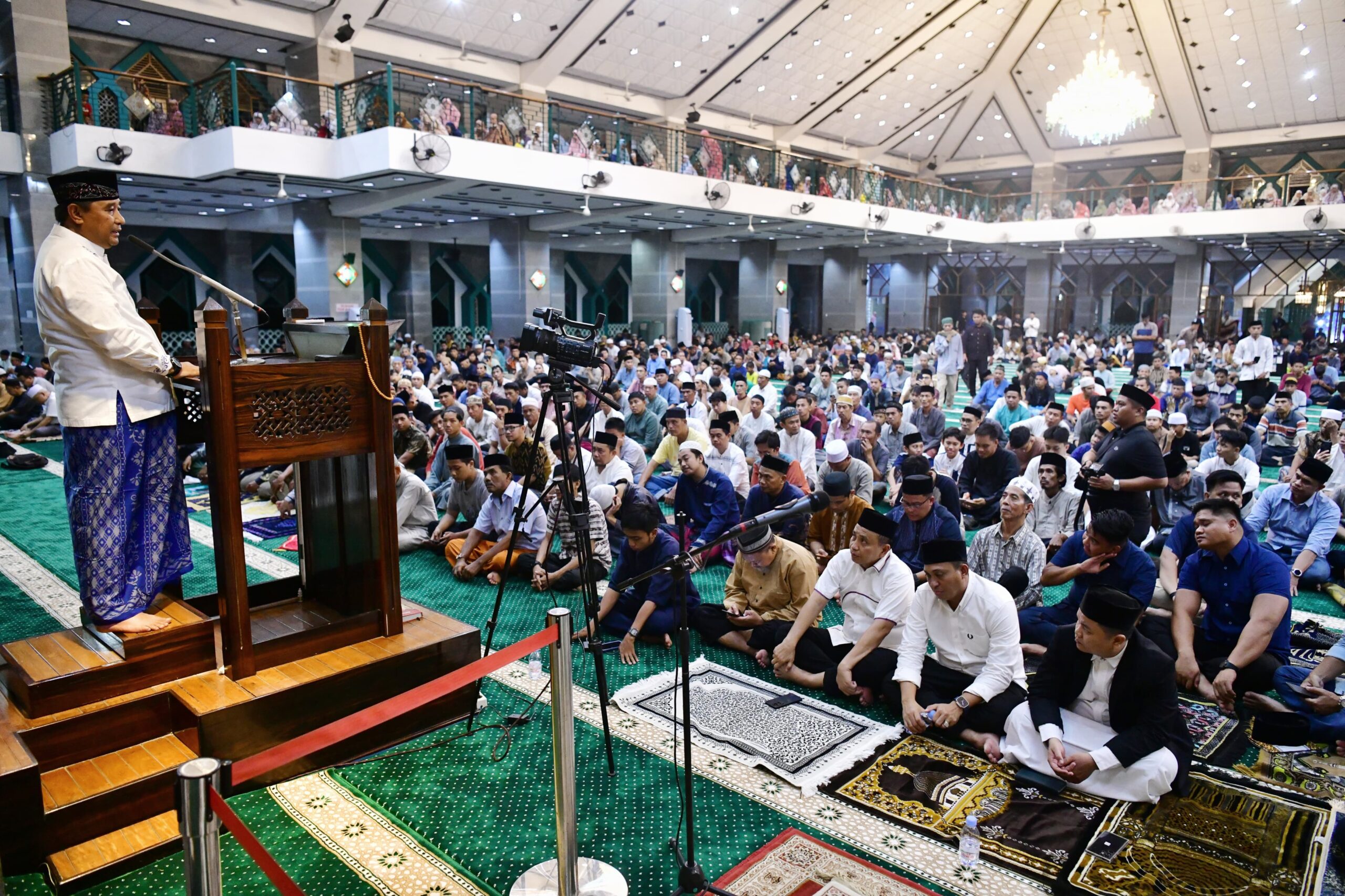 Tarawih Malam Kedua Ramadan di Masjid Al-Markaz, Bahtiar Baharuddin Sampaikan Gerakan Berbagi Bahagia