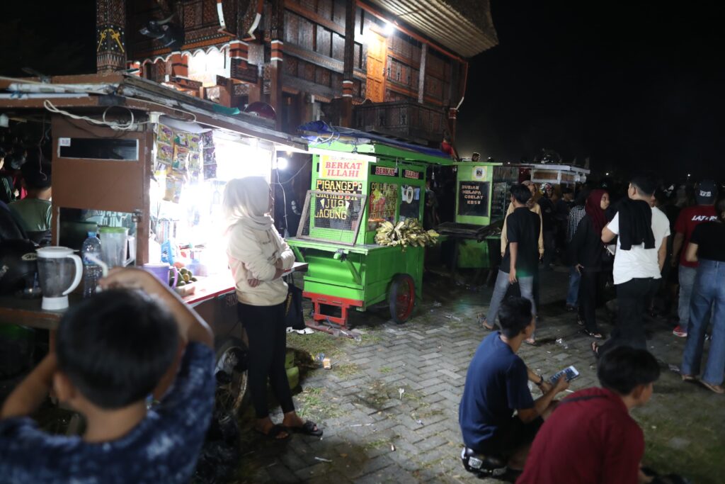 Nobar Semifinal AFC CUP U-23 di CPI Makassar, Danny Pomanto Bagikan Kuliner Khas Makassar ke Masyarakat