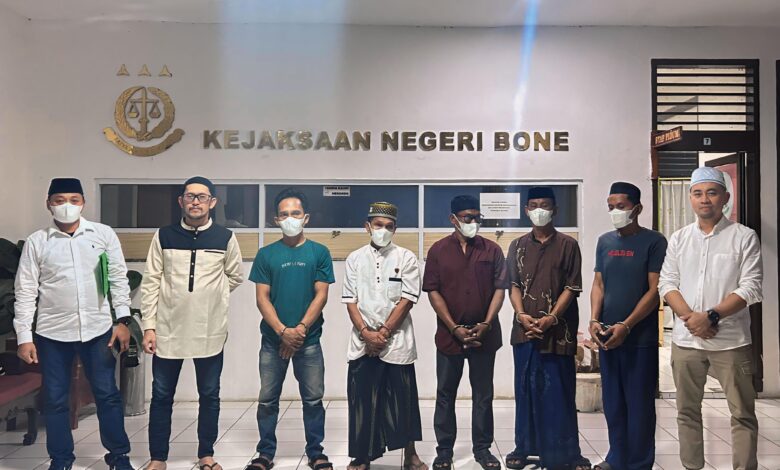 Kejati Papua Barat dan Kejari Bone Amankan 5 Warga Bone DPO Tindak Pidana Perikanan
