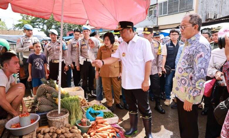 Danny dan Pj Gubernur Tinjau Pasar Terong: Harga Sembako Relatif Stabil
