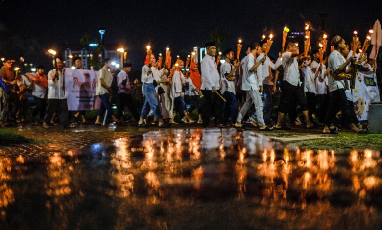 Guyuran Hujan Tak Surutkan Semangat Peserta Festival Takbir dan Obor Tepian Air