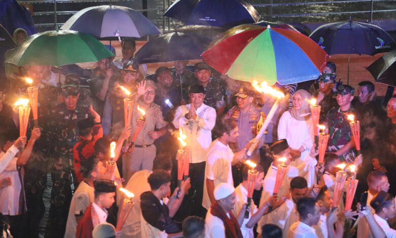 Wali Kota Danny Lepas Peserta Pawai Obor dan Takbir Keliling 1 Syawal 1445 H: Bukti Makassar Kota Damai