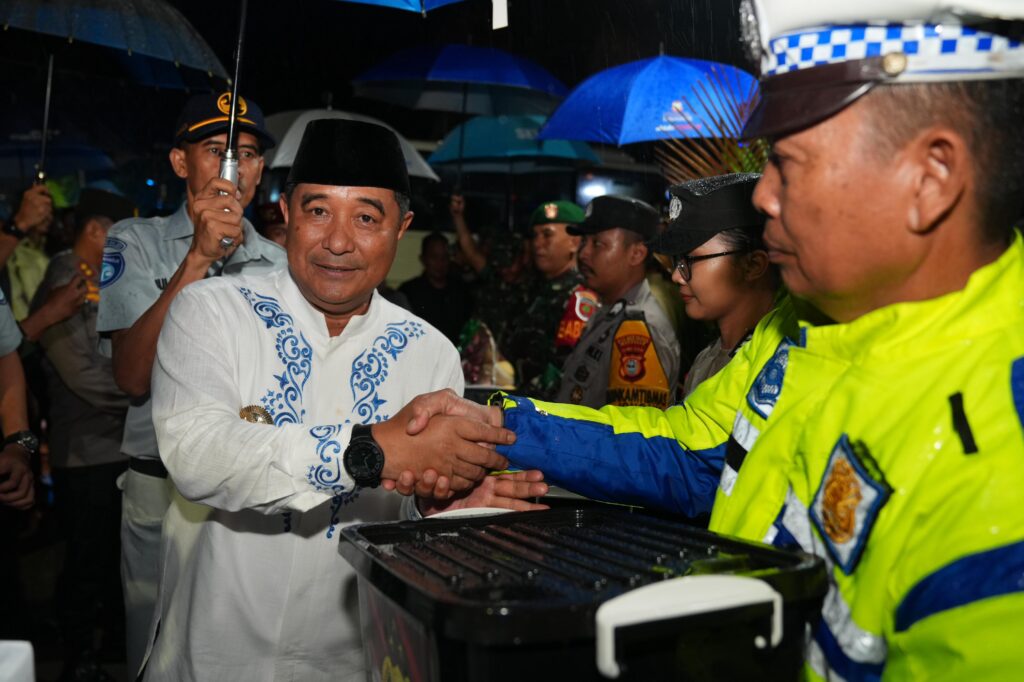 Pj Gubernur Bahtiar dan Forkopimda Pantau Keamanan dan Bagikan Paket Lebaran di Malam Takbiran