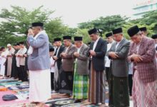 Pj Sekda Makassar Laksanakan Salat Idul Fitri Bersama Keluarga dan Masyarakat di Anjungan Losari